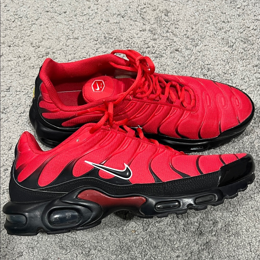 Mens Nike Air Max Plus Bright Red Athletic Sneakers with Black Accents - Picture 2 of 5